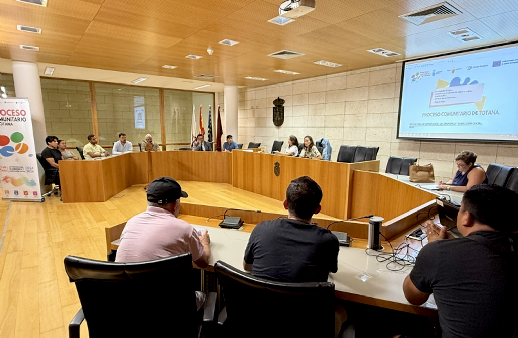 Entidades culturales y religiosas de vecinos de distintos orgenes conocen el Proceso Comunitario de Totana